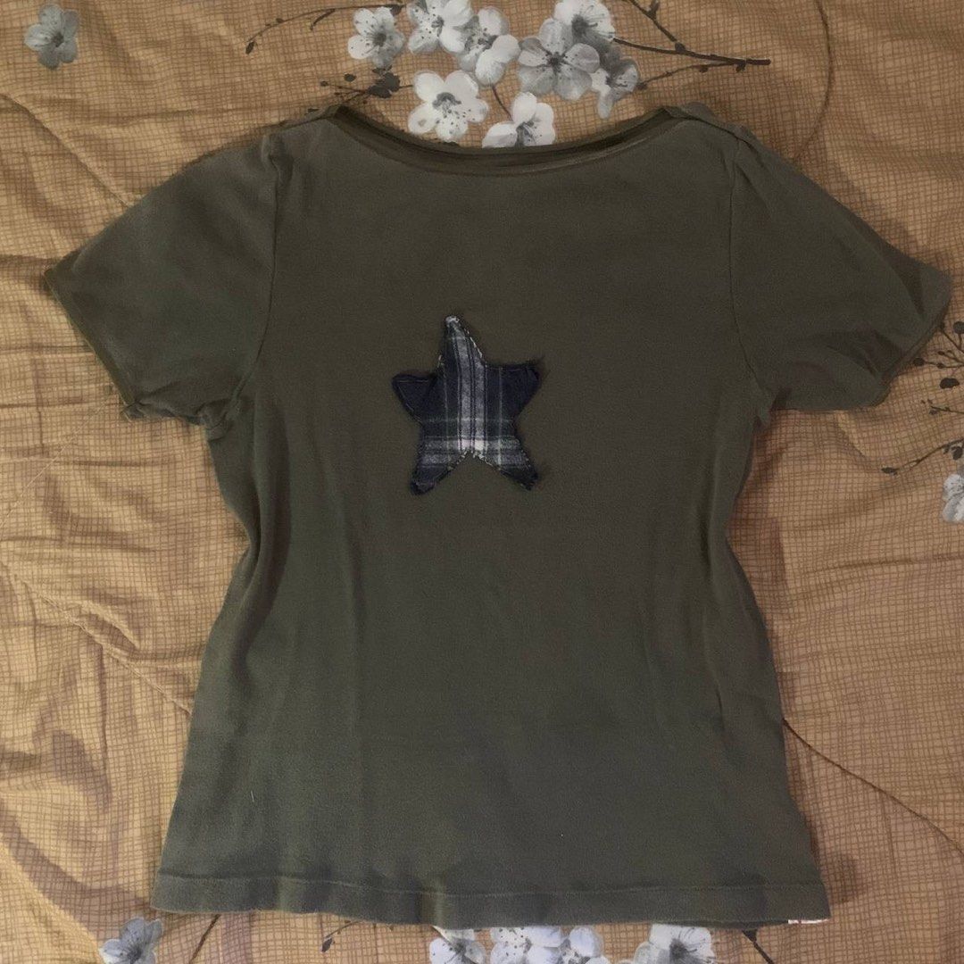 Olive Star Patch Tee (Category: Shirts) located in Kuala Terengganu. Submitted by rue222 (Listing ID 1328325185, Image 1). Description: Measurements (inches) : Length : 19” Pit : 14.5” Shoulder : 12”.