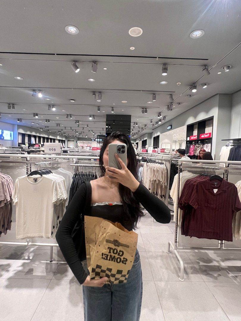 @theroguebasis Cropped Top and Bolero Set (Category: Sleeveless) located in Taguig. Submitted by levlover (Listing ID 1328290802, Image 3). Description: - This is a set (cropped top + bolero) - Perfect for those who want to pair it with different clothing items - Used once, pls see photos for when worn - Bought it for 750, only selling for 400 - No issues!! :) - Size: Fits up to SMALL (L 9”, B 11.5”) - Original design - handmade with cotton spand
