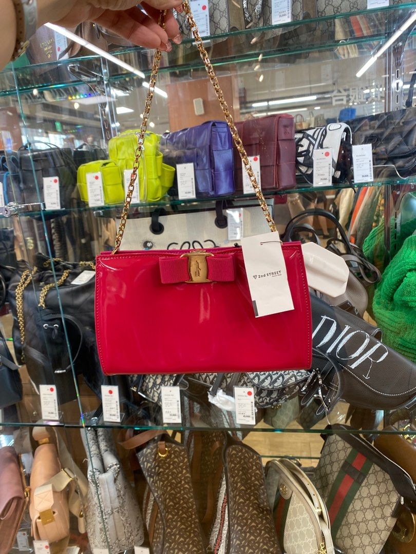 Salvatore ferragamo (Category: Luxury Bags & Wallets) located in Manila. Submitted by jodiluxegold (Listing ID 1328324270, Image 1). Description: Super cute and cheek this deep magenta salvatore pochette. Stylish and elegant perfect for dinner date or for esthetic. .