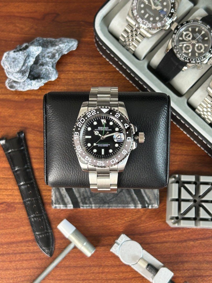 Seiko Bruce Wayne GMT Master ii Mod Watch Seiko Mod (Category: Luxury Watches) located in Quezon City. Submitted by mnl.chll (Listing ID 1328292668, Image 1). Description: Seiko Bruce Wayne GMT Master ii Mod Watch Case: Durable stainless steel Weight: 150g Diameter: 40mm Strap: Customizable (OYSTER/JUBILEE) Luminous: Blue Movement: Seiko NH34A Automatic Mechanical Mode of Payment: BANK/GCASH A ₱1,000 down payment (DP) is required to confirm your 
