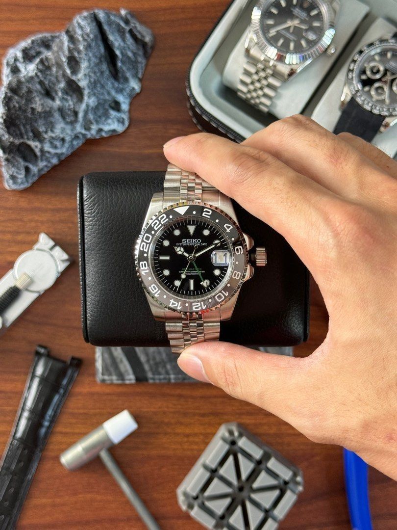 Seiko Bruce Wayne GMT Master ii Mod Watch Seiko Mod (Category: Luxury Watches) located in Quezon City. Submitted by mnl.chll (Listing ID 1328292668, Image 2). Description: Seiko Bruce Wayne GMT Master ii Mod Watch Case: Durable stainless steel Weight: 150g Diameter: 40mm Strap: Customizable (OYSTER/JUBILEE) Luminous: Blue Movement: Seiko NH34A Automatic Mechanical Mode of Payment: BANK/GCASH A ₱1,000 down payment (DP) is required to confirm your 