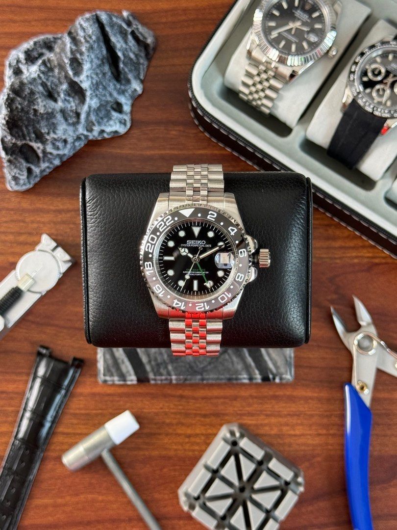 Seiko Bruce Wayne GMT Master ii Mod Watch Seiko Mod (Category: Luxury Watches) located in Quezon City. Submitted by mnl.chll (Listing ID 1328292668, Image 3). Description: Seiko Bruce Wayne GMT Master ii Mod Watch Case: Durable stainless steel Weight: 150g Diameter: 40mm Strap: Customizable (OYSTER/JUBILEE) Luminous: Blue Movement: Seiko NH34A Automatic Mechanical Mode of Payment: BANK/GCASH A ₱1,000 down payment (DP) is required to confirm your 