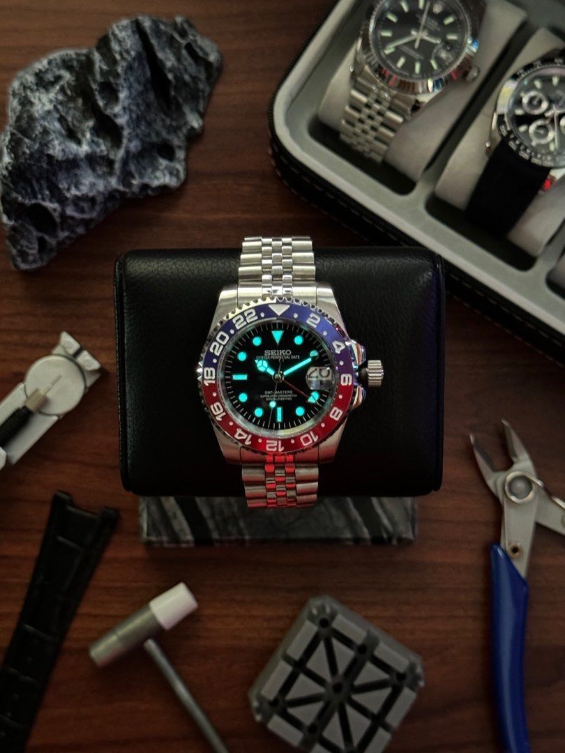 Seiko Pepsi GMT Master ii Seiko Mod Watch (Category: Luxury Watches) located in Quezon City. Submitted by mnl.chll (Listing ID 1328292742, Image 3). Description: Seiko Pepsi GMT Master ii Mod Watch Case: Durable stainless steel Weight: 150g Diameter: 40mm Strap: Customizable (OYSTER/JUBILEE) Luminous: Blue Movement: Seiko NH34A Automatic Mechanical Mode of Payment: BANK/GCASH A ₱1,000 down payment (DP) is required to confirm your order, with the 