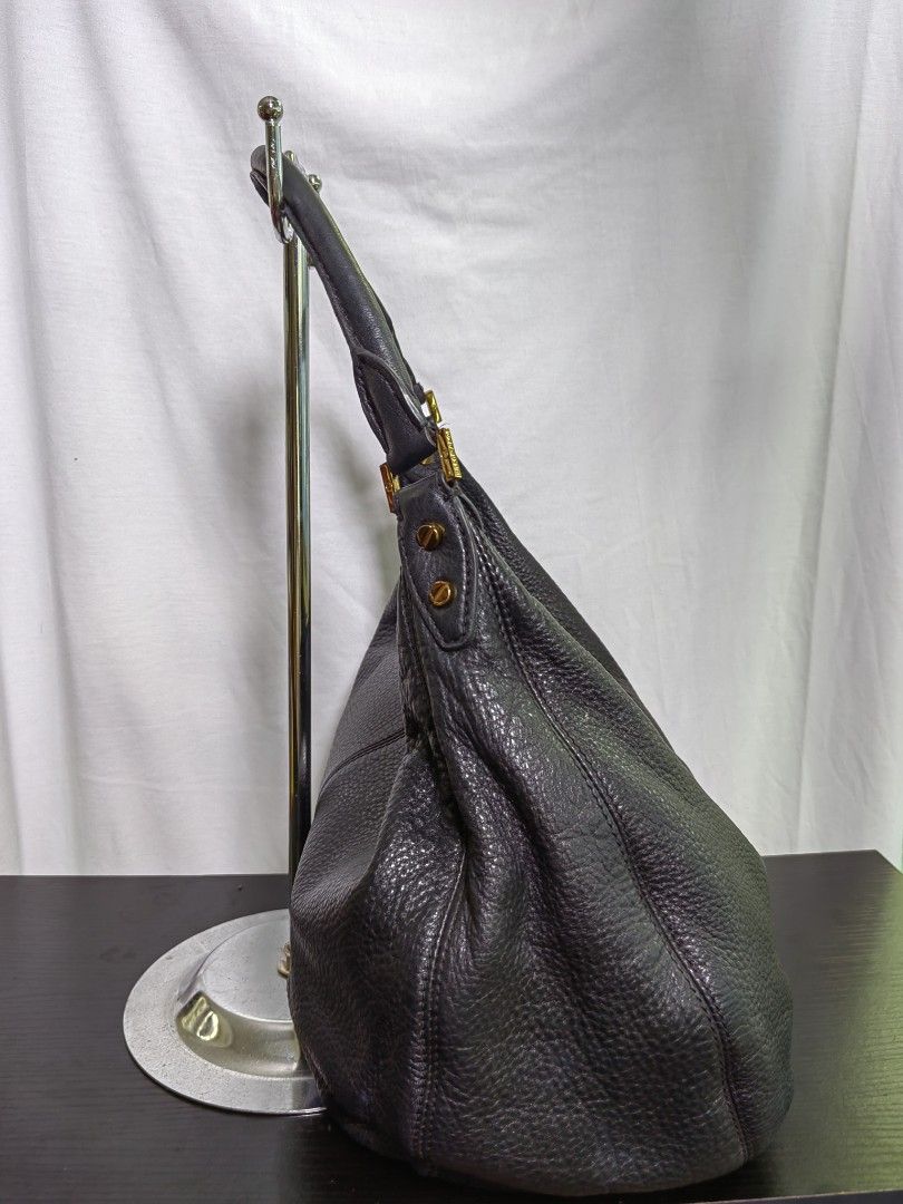 Tory Burch Leather Bucket Bag (Category: Luxury Bags & Wallets) located in Paranaque City. Submitted by margocollection (Listing ID 1328267227, Image 2). Description: .