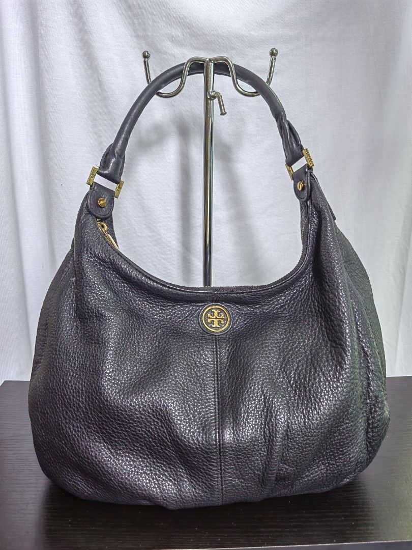Tory Burch Leather Bucket Bag (Category: Luxury Bags & Wallets) located in Paranaque City. Submitted by margocollection (Listing ID 1328267227, Image 1). Description: .