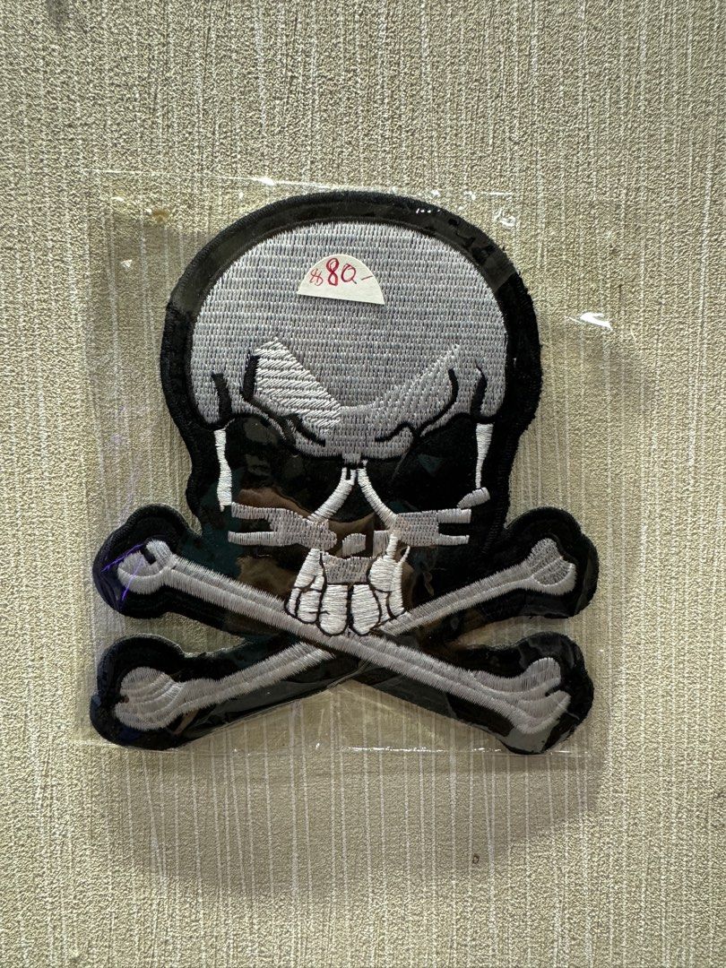 Two cross bone skull patch （分類：其他）位於 Hong Kong。 由 lunalunalunaluna 提交（商品編號 1328396238，圖片 3）。簡介： $80 for 1 $100 for two 。