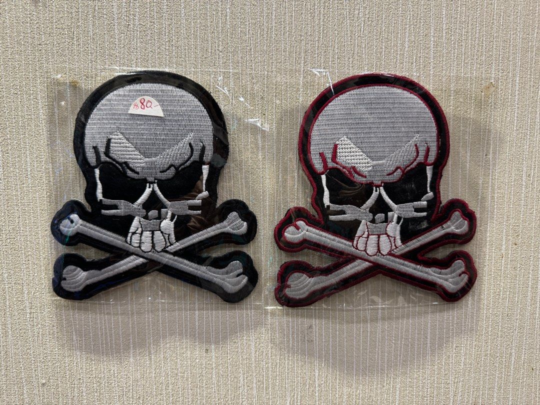 Two cross bone skull patch （分類：其他）位於 Hong Kong。 由 lunalunalunaluna 提交（商品編號 1328396238，圖片 1）。簡介： $80 for 1 $100 for two 。