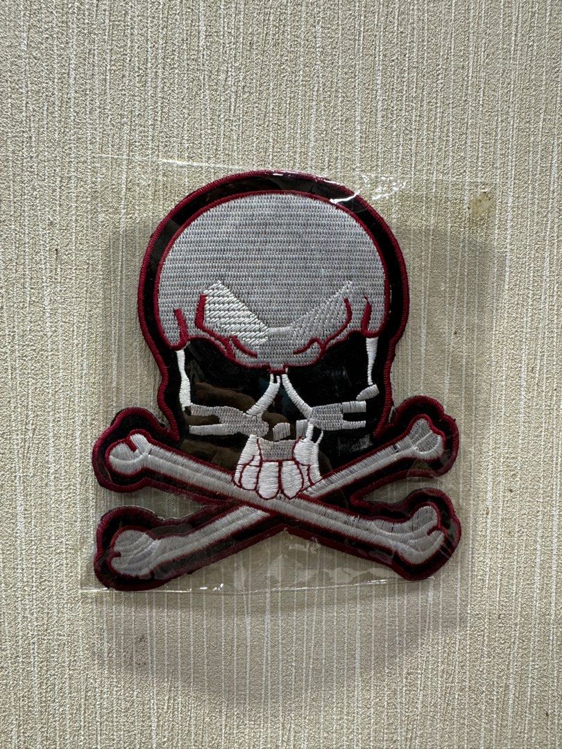 Two cross bone skull patch （分類：其他）位於 Hong Kong。 由 lunalunalunaluna 提交（商品編號 1328396238，圖片 2）。簡介： $80 for 1 $100 for two 。