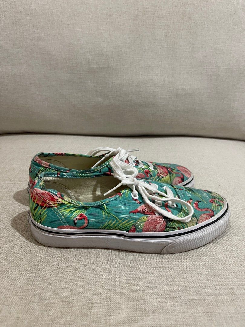 Vans hauling flamingo