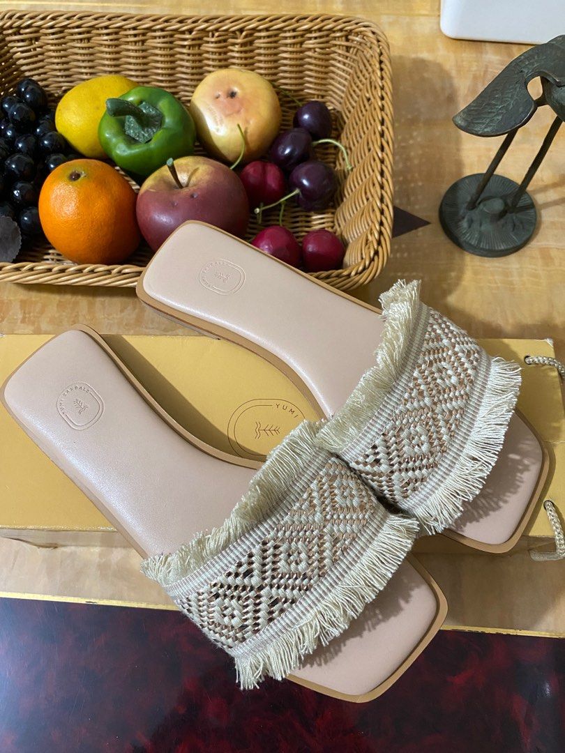 YUMI SANDALS (size 7) (Category: Flats & Sandals) located in Manila. Submitted by declutterwithshey (Listing ID 1328344375, Image 1). Description: YUMI SANDALS Jiana Toscana Size 7 Bought at Php 1,190 Selling price Php 500 RFS: Decluttering .