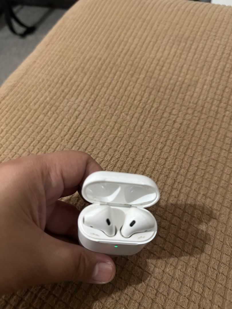Apple Airpods 2 (Category: Earphones) located in Manila. Submitted by bajec (Listing ID 1323761849, Image 3). Description: Selling my original airpods 2. Madali na ma lowbat, dko na pinapalitan ng batt. Original, bought from powermac. No box and charger. .