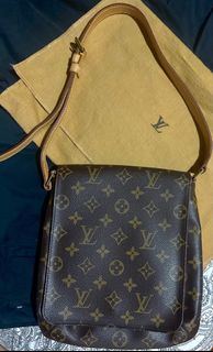 (Category: ) located in . Submitted by lux4less4u (Listing ID 1323827451, Image 1). Description: .