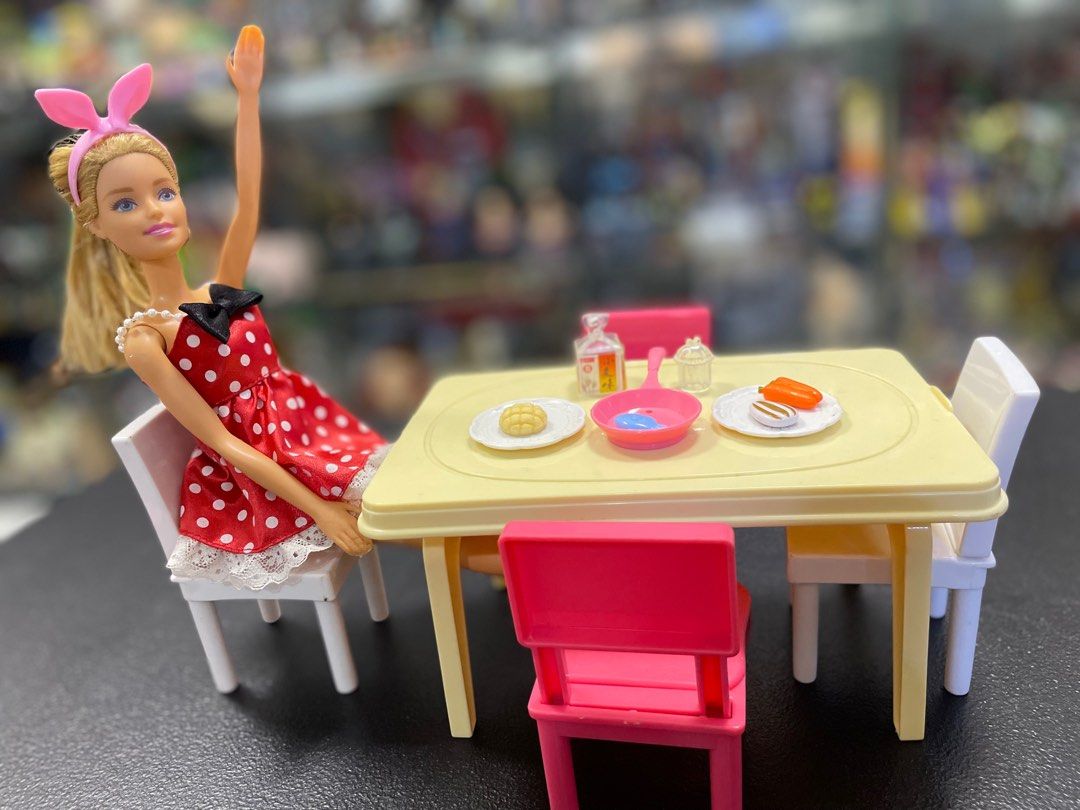 Barbie’s dining set (Category: Kids Toys) located in Makati City. Submitted by tomypom (Listing ID 1323818533, Image 2). Description: Authentic Tomy Barbie’s dining set *barbie is sold separately 4 chairs 1 table With dishes All for 499 pesos! .