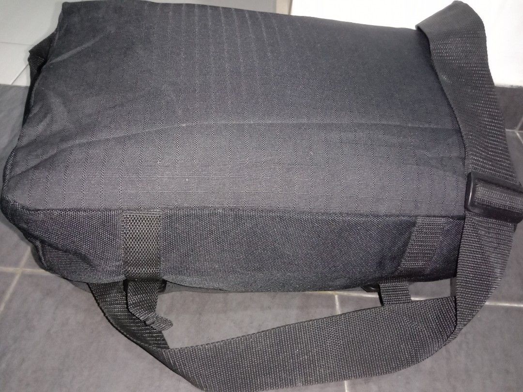 Carhartt D89 messenger bag, Luxury, Bags & Wallets on Carousell