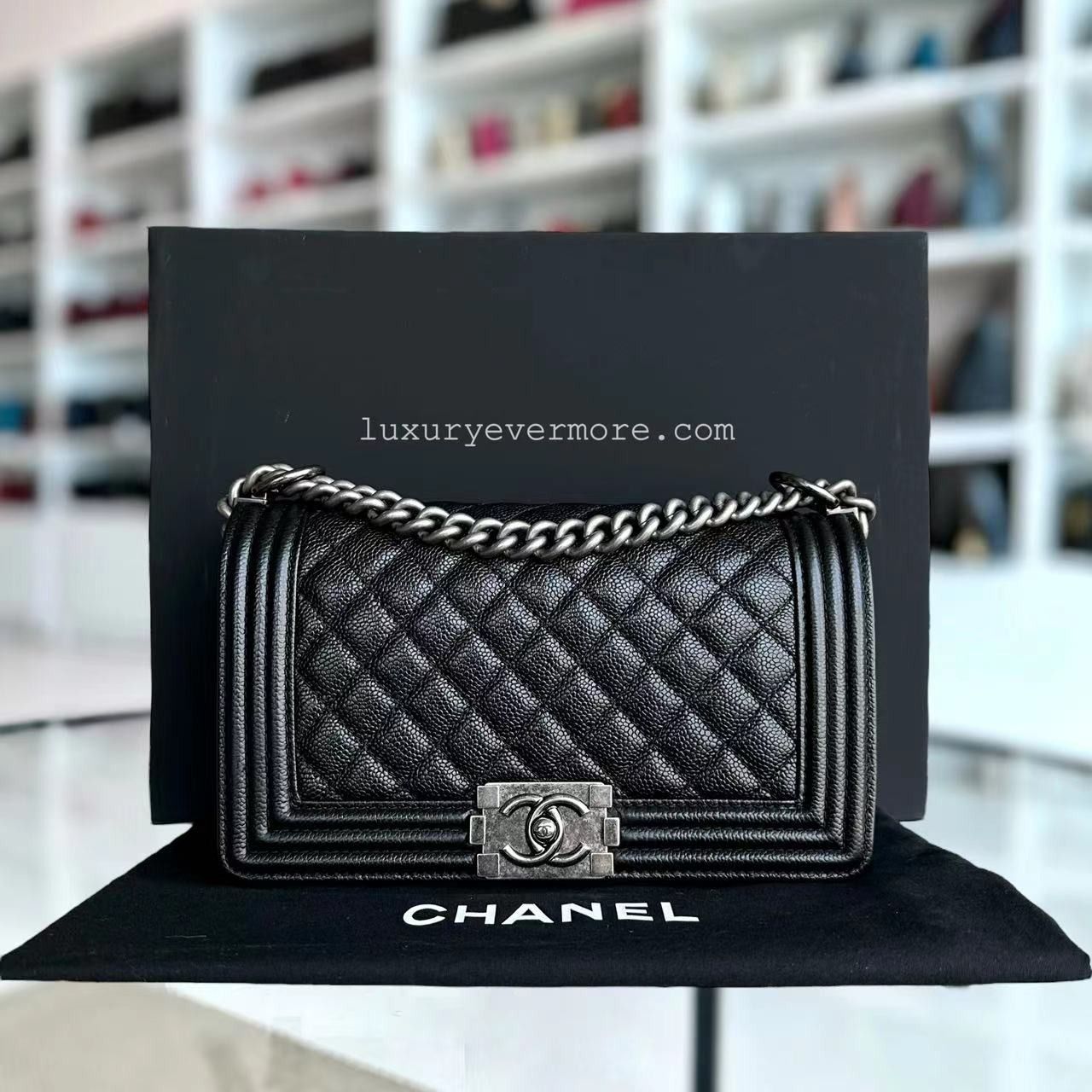 Chanel boy old medium caviar online