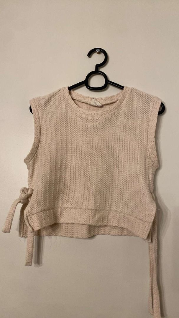 Cream Knit Sleeveless Crop Top (Category: Sleeveless) located in Makati City. Submitted by shop.sammy (Listing ID 1323760777, Image 1). Description: .