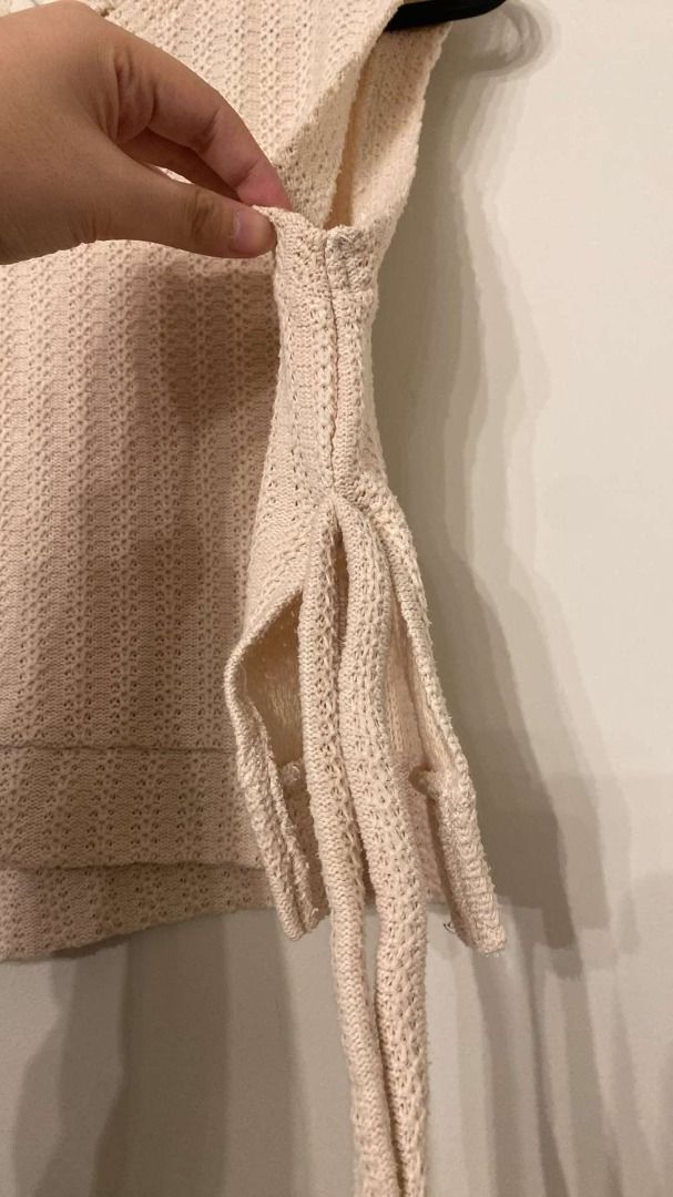 Cream Knit Sleeveless Crop Top (Category: Sleeveless) located in Makati City. Submitted by shop.sammy (Listing ID 1323760777, Image 2). Description: .