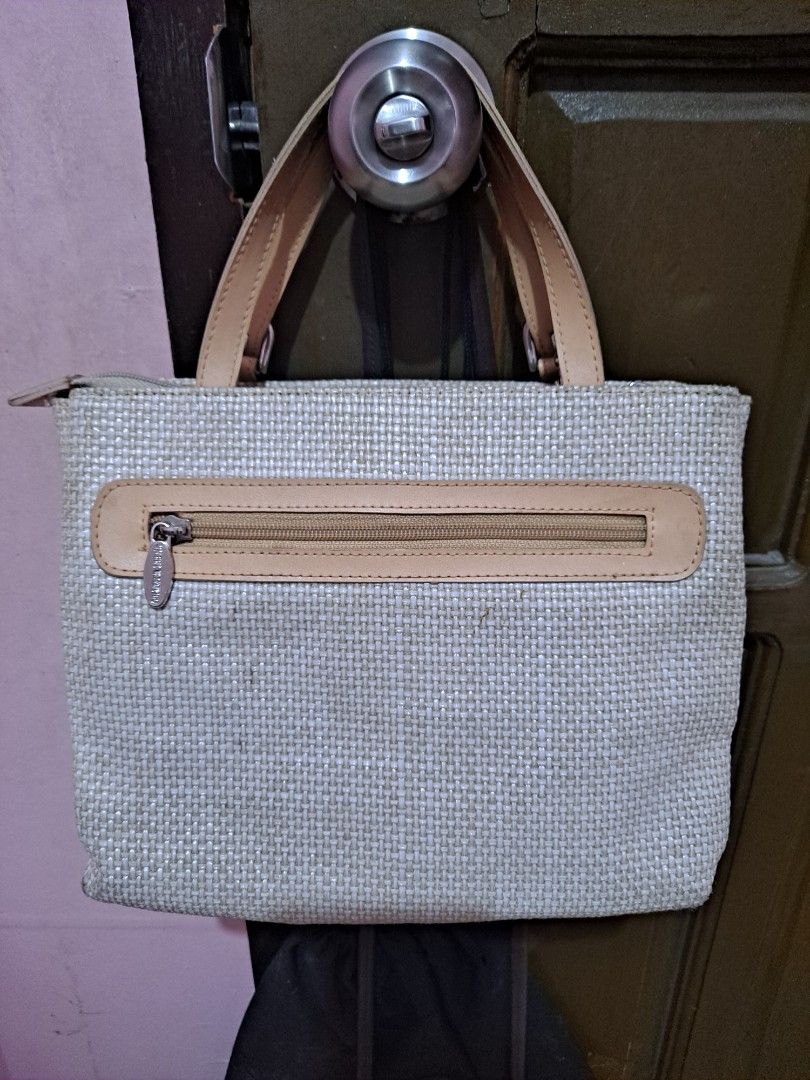 GIANNI VALENTINO ITALY HANDBAG (Category: Luxury Bags & Wallets) located in Davao. Submitted by jcnitz (Listing ID 1323728524, Image 2). Description: FREE WHEN YOU BUY THE HANAE MORI SHOULDER BAG.