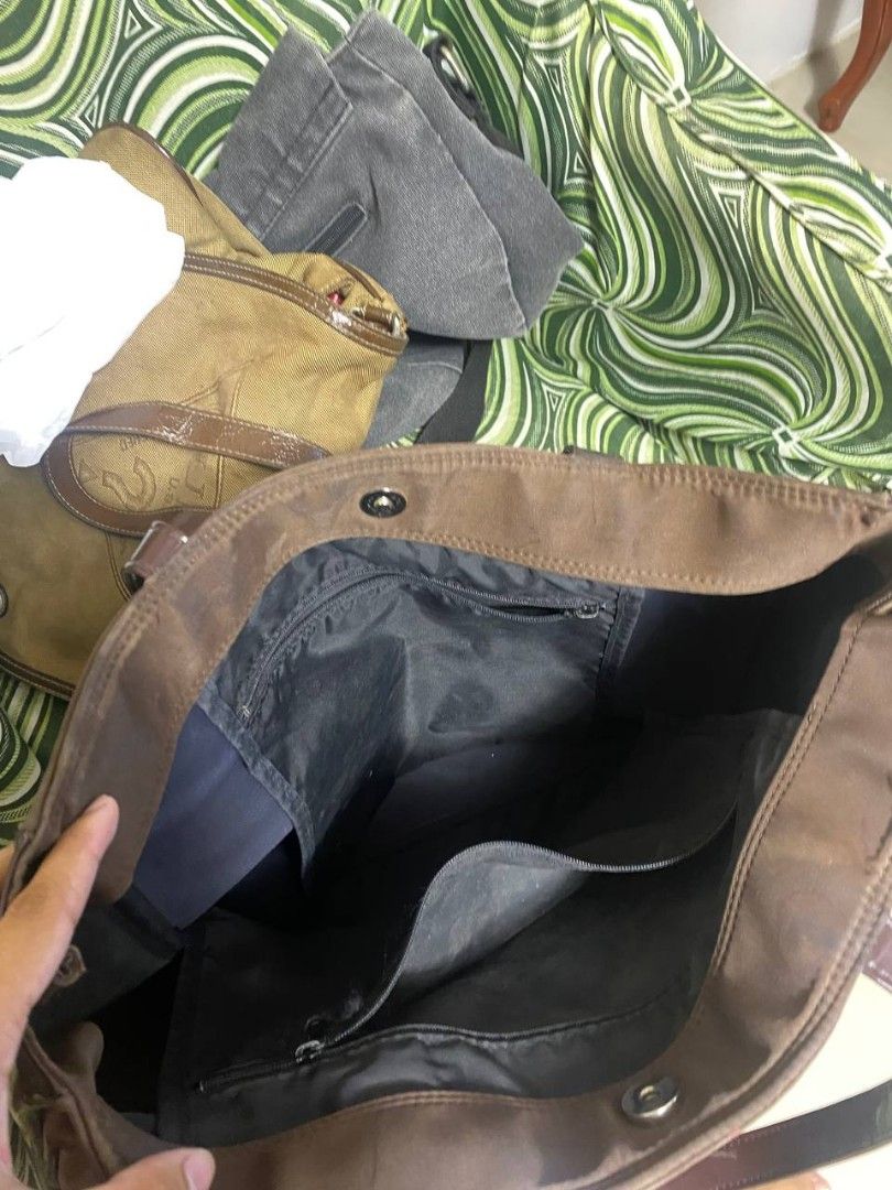 Guess brown tote bag/ shoulder bag (Category: Tote Bags) located in Malolos. Submitted by sshoooo (Listing ID 1323688719, Image 3). Description: just need some wash -NOTE: IT'S ORIGINAL LP POSTED.