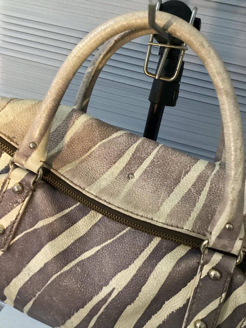 Kate Spade Handbag (Category: Luxury Bags & Wallets) located in Manila. Submitted by all.dressed.up (Listing ID 1323664744, Image 2). Description: Kate Spade Handbag Heavily used Leather material, super sturdy Missing shoulder strap, replaceable *Manage and limit your expectations when buying used/preloved items..