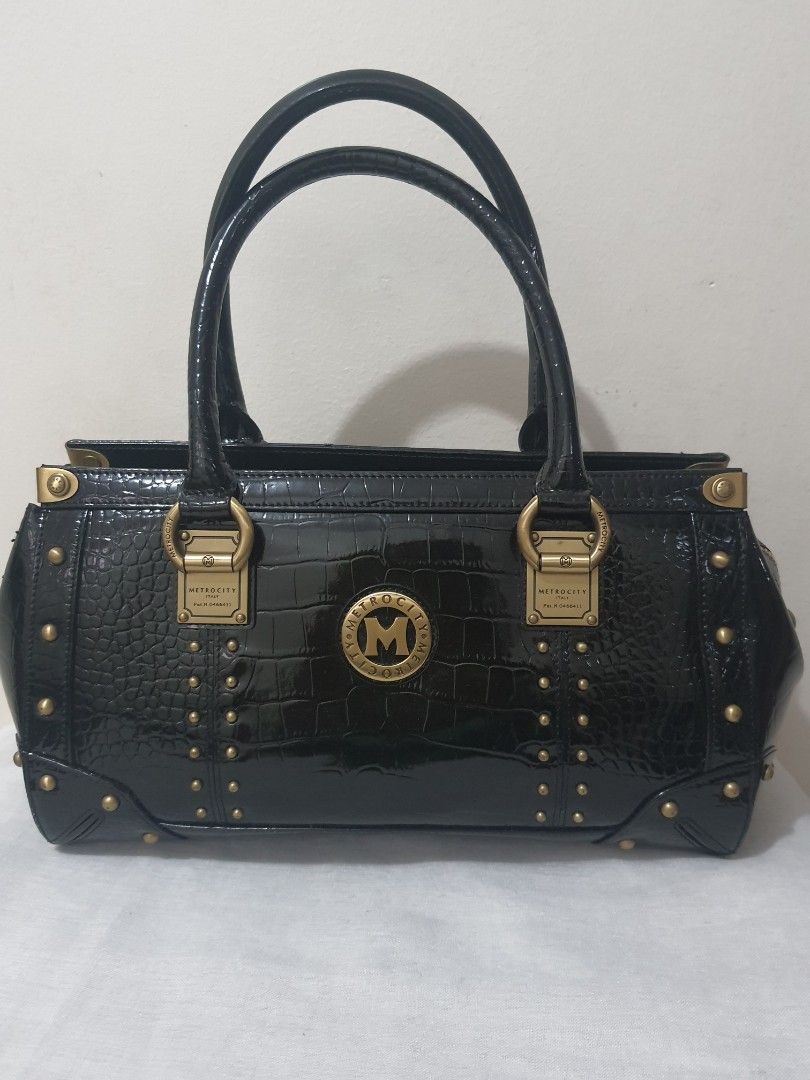 METRO CITY DOCTORS BAG (Category: Luxury Bags & Wallets) located in Quezon City. Submitted by pinksgate31 (Listing ID 1323651921, Image 1). Description: Super nice, see photos for details..