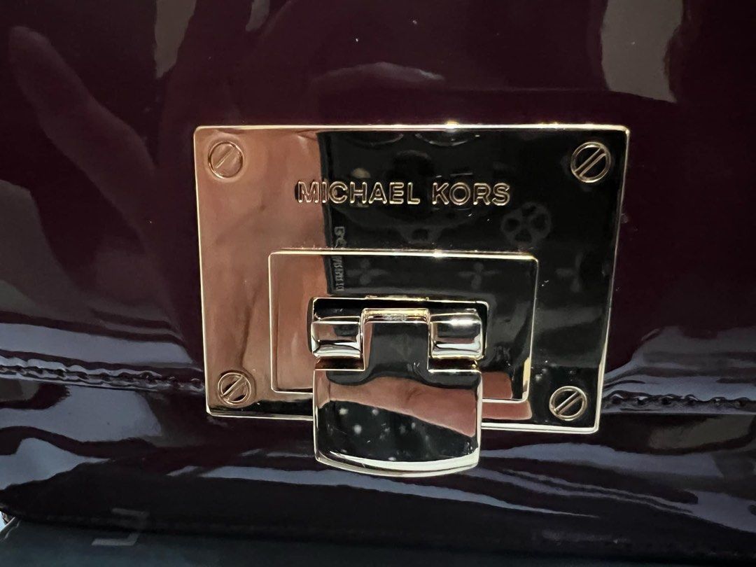 Michael Kors Mini Bag (Category: Cross-body Bags) located in Mandaluyong City. Submitted by goodayne (Listing ID 1323675794, Image 3). Description: Michael kors mini bag. Only used once. .