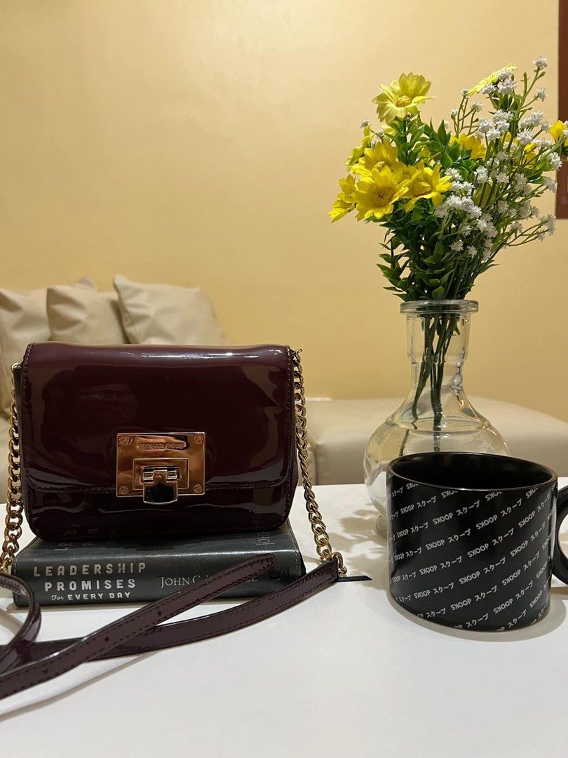 Michael Kors Mini Bag (Category: Cross-body Bags) located in Mandaluyong City. Submitted by goodayne (Listing ID 1323675794, Image 1). Description: Michael kors mini bag. Only used once. .