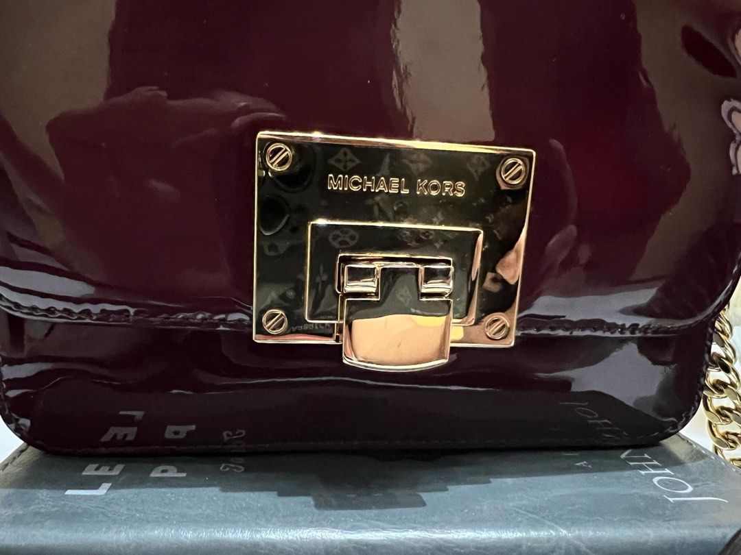 Michael Kors Mini Bag (Category: Cross-body Bags) located in Mandaluyong City. Submitted by goodayne (Listing ID 1323675794, Image 2). Description: Michael kors mini bag. Only used once. .