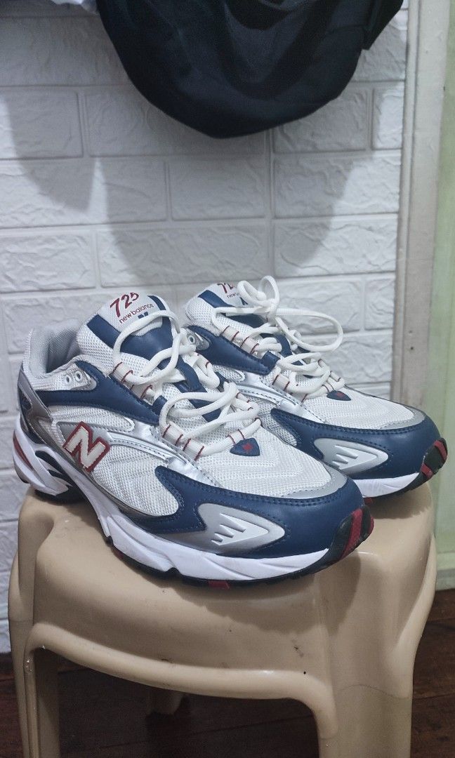 New Balance 725v1 (Navy White) (Category: Sneakers) located in Manila. Submitted by M0detackle (Listing ID 1323823959, Image 3). Description: Clean ass pair Bought in Melbourne New Balance Outlet Store Has creases on the sole but not noticable, dirt marks on the upper mesh but can still be cleaned. No box Size 9.5 US Negotiable, need money to pay bills lets go..