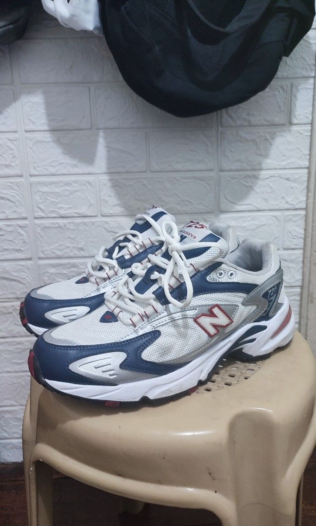 New Balance 725v1 (Navy White) (Category: Sneakers) located in Manila. Submitted by M0detackle (Listing ID 1323823959, Image 2). Description: Clean ass pair Bought in Melbourne New Balance Outlet Store Has creases on the sole but not noticable, dirt marks on the upper mesh but can still be cleaned. No box Size 9.5 US Negotiable, need money to pay bills lets go..
