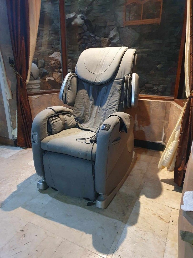 Osim Massage Chair (Category: Massage Devices) located in Paranaque City. Submitted by imkale (Listing ID 1323698233, Image 1). Description: NEG OSIM uDesire massage chair Bought from SG original price 3200sgd All functions working issue: leather peeled off but does not affect function of chair buyer will arrange pullout/delivery.