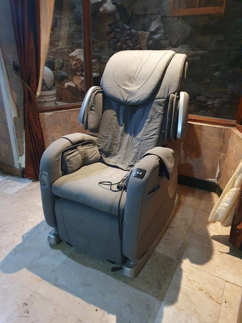 Osim Massage Chair (Category: Massage Devices) located in Paranaque City. Submitted by imkale (Listing ID 1323698233, Image 3). Description: NEG OSIM uDesire massage chair Bought from SG original price 3200sgd All functions working issue: leather peeled off but does not affect function of chair buyer will arrange pullout/delivery.