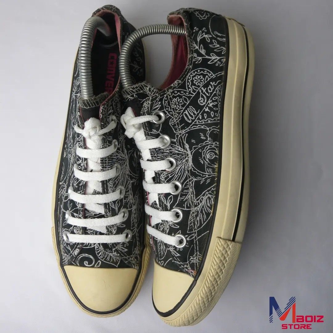 Sepatu converse motif outlet