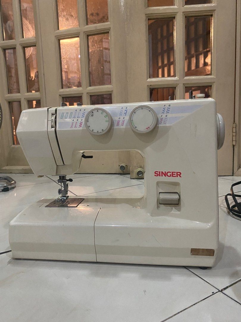 Singer Sewing Machine (Category: Other Home Appliances) located in Pasig City. Submitted by idassc (Listing ID 1323818681, Image 1). Description: Singer sewing machine model 13012000 110V (transformer not included) With box Needs cleaning ! But working very well Can include needles and Singer machine oil.