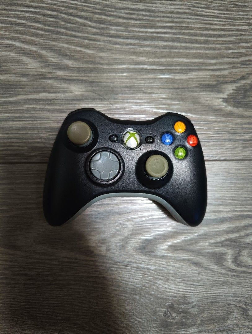 Xbox 360 wireless controller (Category: Xbox) located in Singapore. Submitted by rulakir (Listing ID 1323763402, Image 1). Description: Selling an xbox 360 wireless controller. Please note that the battery pack holder is for AA batteries and is not a lithium ion battery pack. The controller still works fine. Important - Please note that this does not come with the wireless receiver for the xbox360. You will need this in order for the controller t