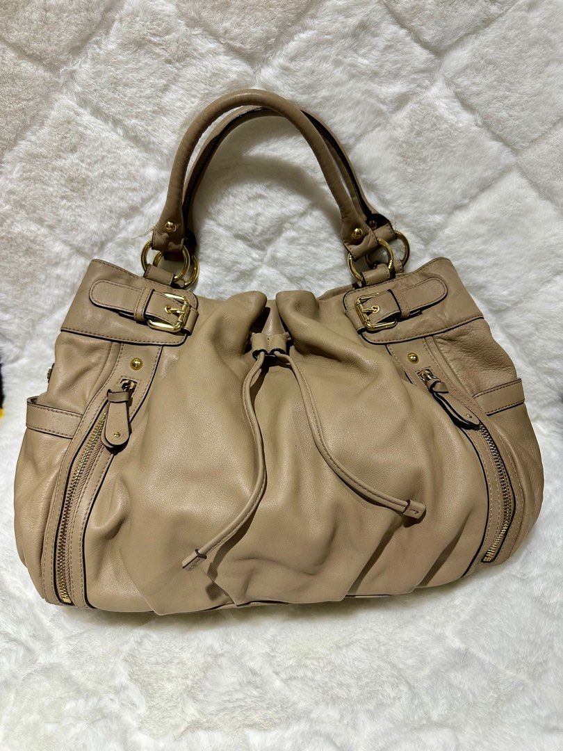 💖 ELLE BEIGE HOBO LEATHER BAG - AUTHENTIC 💖 (Category: Luxury Bags & Wallets) located in Rizal. Submitted by donaeryshfashionshop (Listing ID 1323837098, Image 3). Description: 💗💗 ELLE BEIGE LEATHER BAG 💗💗 🌻 Original - Self Authenticate 🌻 Genuine Leather 🌻 Excellent Condition‼ 🌻 with detachable zip pouch 🌻 spacious 🌻 Hologram “Elle” inside 🌻 Gold Hardwares are intact 🌻 Hardwares have “Elle” MINE: 1,000 LOCK: 1,150 Condition: 9/10 Is