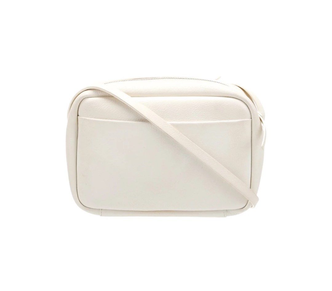 Balenciaga Everyday Camera Bag (Category: Luxury Bags & Wallets) located in Paranaque City. Submitted by marcobaltazar (Listing ID 1323998072, Image 3). Description: Rarely used Size small RFS: Will buy another bag Lalamove or meet up in MoA/BGC.