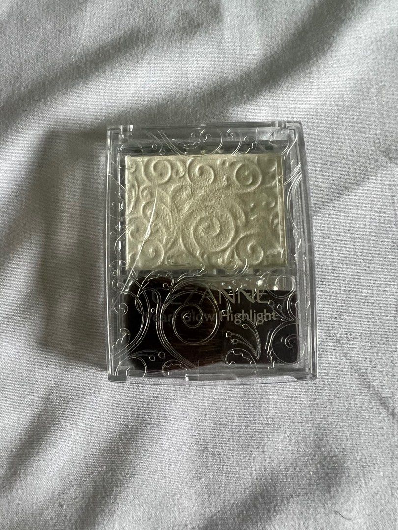 CEZZANNE Pearl Glow Highlight (Category: Makeup) located in Makati City. Submitted by guilliankirsten (Listing ID 1323901833, Image 1). Description: USED TWICE! Theres a crack sa lid but it doesnt affect the packing naman Rfs: decluttering , need funds!.