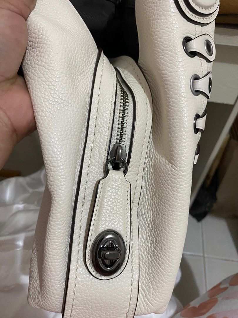 COACH Edie shoulder bag (medium) off white (Category: Luxury Bags & Wallets) located in Magalang. Submitted by katoenjeru0723 (Listing ID 1323839510, Image 3). Description: .