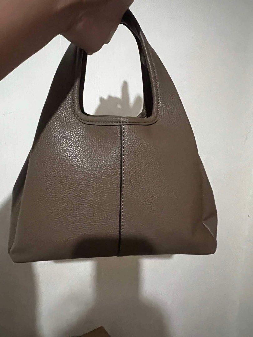Coach Lana (Category: Luxury Bags & Wallets) located in Makati City. Submitted by myleen0411 (Listing ID 1323999494, Image 2). Description: Original Complete inclusion Ready to ship Available in white color also.