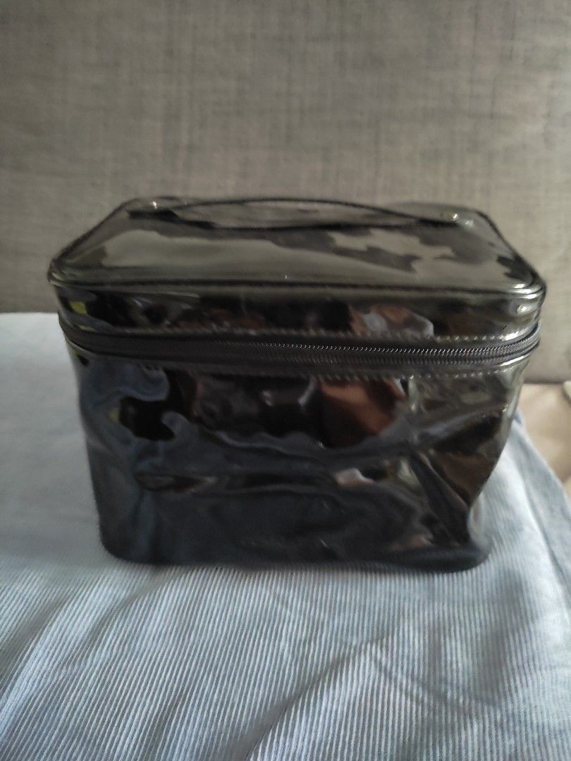 giorgio armani make up kit w/free pouch (Category: Tote Bags) located in Calamba. Submitted by merrymerida (Listing ID 1323894544, Image 2). Description: .