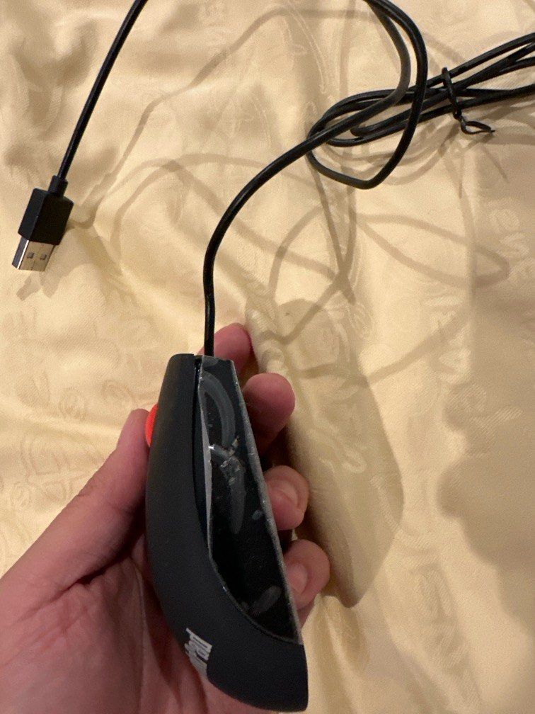 Lenovo Wired Mouse (Category: Mouse & Mousepads) located in Manila. Submitted by hb1118 (Listing ID 1323987636, Image 2). Description: Lenovo wired mouse Never used Brand new condition .
