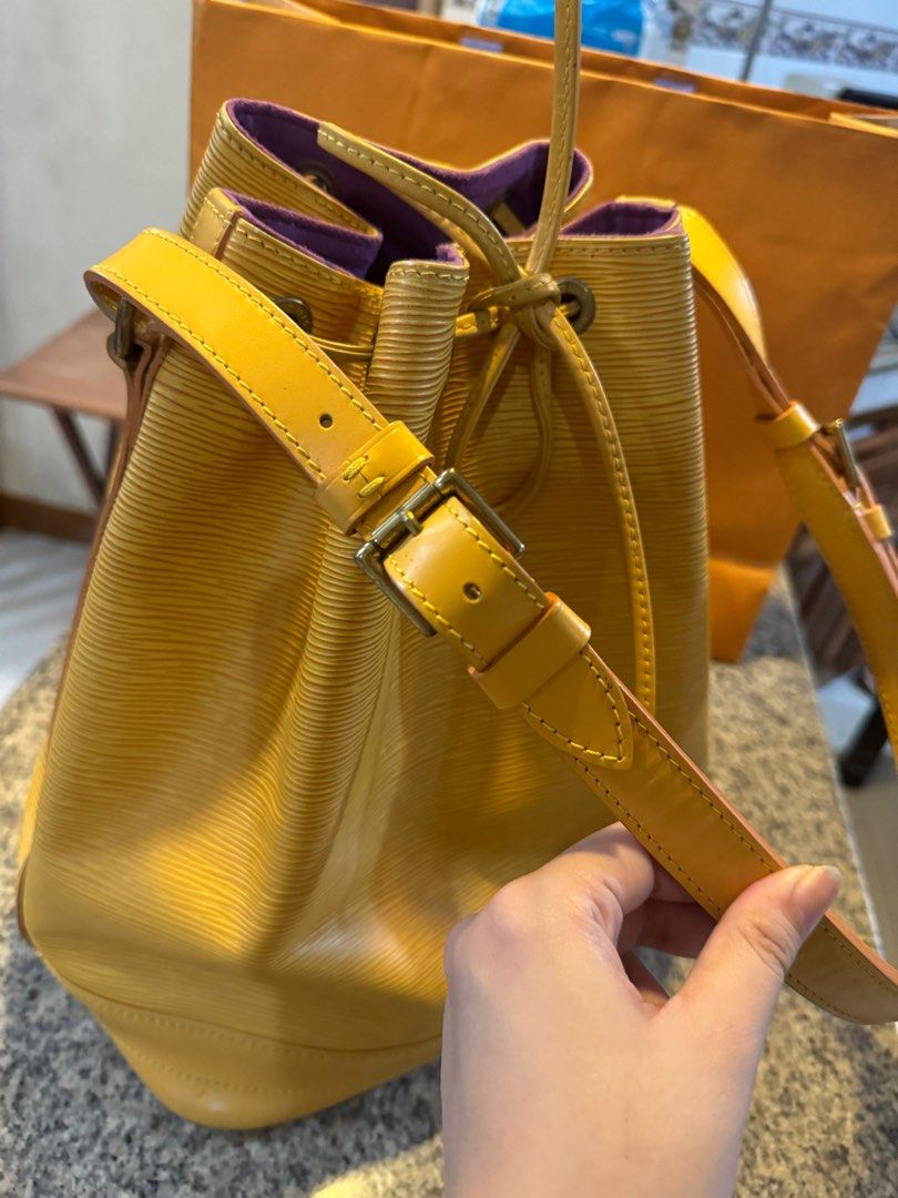 Lv Noe bucket bag in Epi (Category: Luxury Bags & Wallets) located in Naga. Submitted by akimadison.ph (Listing ID 1323981397, Image 3). Description: Rush sale 💛 In very good condition Firm pa sya and fresh not haggard 🤍🤍.