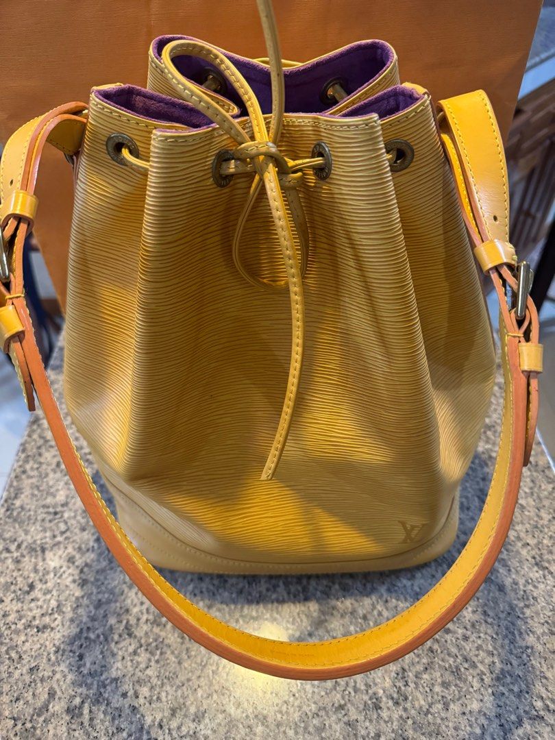 Lv Noe bucket bag in Epi (Category: Luxury Bags & Wallets) located in Naga. Submitted by akimadison.ph (Listing ID 1323981397, Image 1). Description: Rush sale 💛 In very good condition Firm pa sya and fresh not haggard 🤍🤍.
