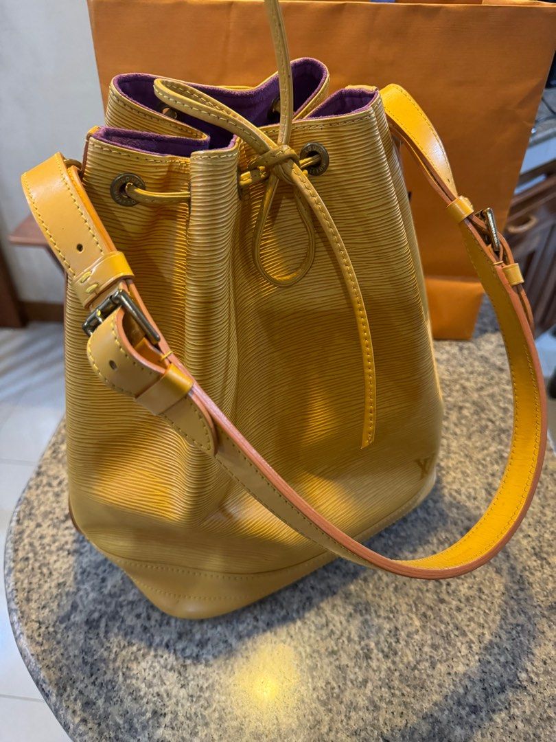 Lv Noe bucket bag in Epi (Category: Luxury Bags & Wallets) located in Naga. Submitted by akimadison.ph (Listing ID 1323981397, Image 2). Description: Rush sale 💛 In very good condition Firm pa sya and fresh not haggard 🤍🤍.