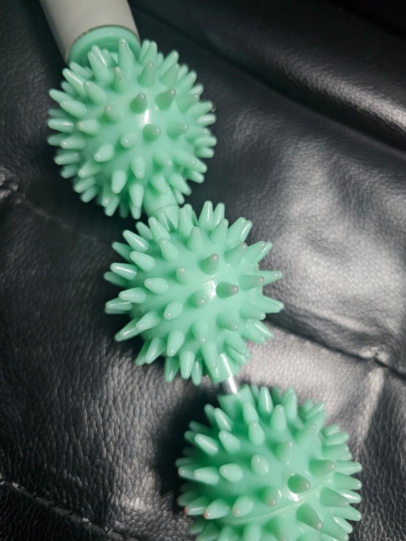 Massage Roller (Category: Massage Devices) located in Valenzuela. Submitted by scarletangel35 (Listing ID 1323833684, Image 2). Description: massage roller with slight stain on rollers no box rfs: not using anymore.