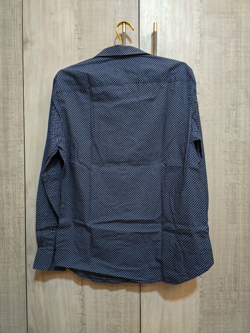 Original PERRY ELLIS Long Sleeved Collared Shirt Medium (FOR MEN) (Category: Formal Shirts) located in Quezon City. Submitted by aicev (Listing ID 1323934716, Image 2). Description: Original PERRY ELLIS Long Sleeved Collared Shirt Medium Has minor flaw - see last photo Delivery shouldered by buyer Lalamove/ Grab Express/ Toktok/ etc.