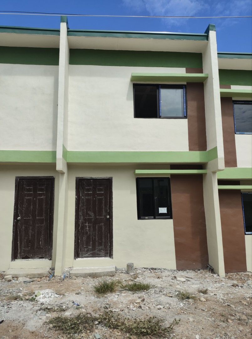 PASALO! HOUSE WITH CARPORT (Category: House & Lot) located in Quezon City. Submitted by declutteric (Listing ID 1323944701, Image 1). Description: Location: Sto. Cristo, SJDM Bulacan (near Starmall) Inner Unit (w/ Carport) Bare Type Block 16 Lot 5 Lot Area: 49 sqm Floor Area: 48.2 sqm Pagibig Monthly Amortization: P9,166 (paid June - Sept 2024) Already paid na din po move-in fee and nakapag punchlisting na po. Scheduled for checking this week. RF