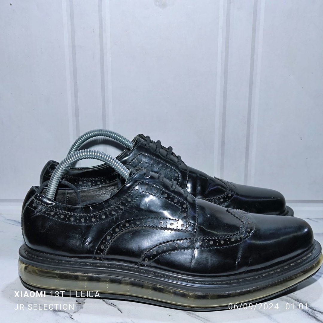 Prada wingtip tabung size 41 Fesyen Pria Sepatu Sepatu Formal di Carousell