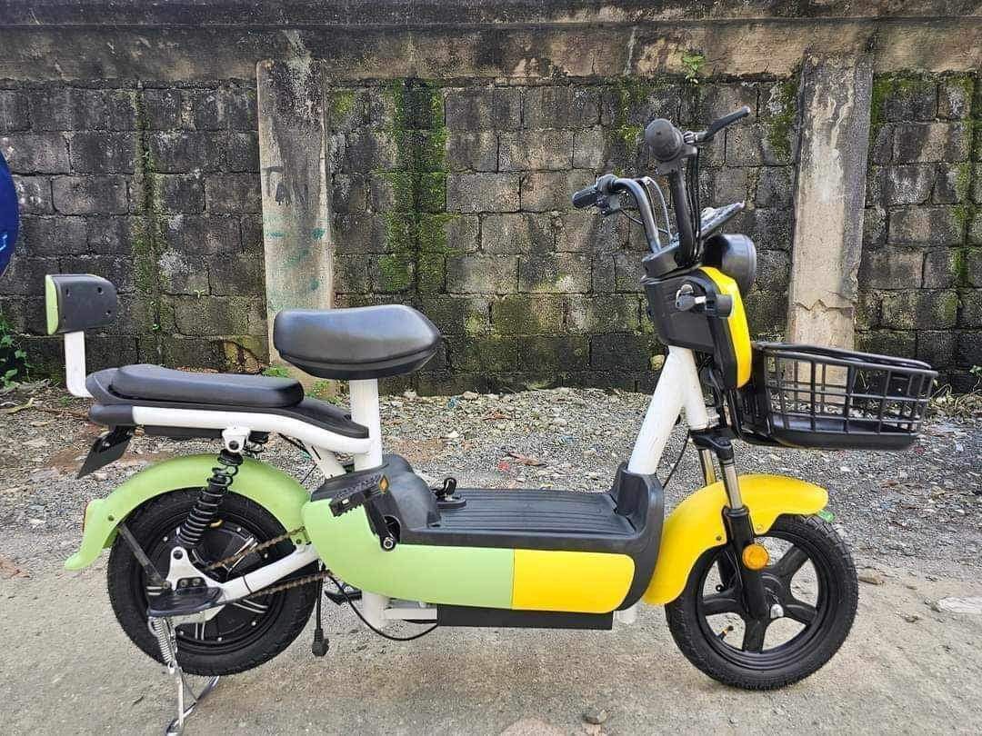 RIO SUPER 103 2 wheels ELECTRIC BIKE (Category: Bicycles) located in Marikina City. Submitted by keionlines85428 (Listing ID 1323933348, Image 2). Description: RIO SUPER 103 2 wheels ELECTRIC BIKE ✅FREE HELMET🪖 ✅FREE SIDE MIRROR ✅Removable Battery ✅With certificate of ownership ❗₱ 10,500 Specification: ✅48V 12ah ✅Brake system: Drum Brake ✅Power: 350W ✅Top speed:32-40kph ✅Range: 15-30km ✅Tire: 14×2.5 Tubeless ✅Charging: 7-8 hrs ✅With Basket ✅With